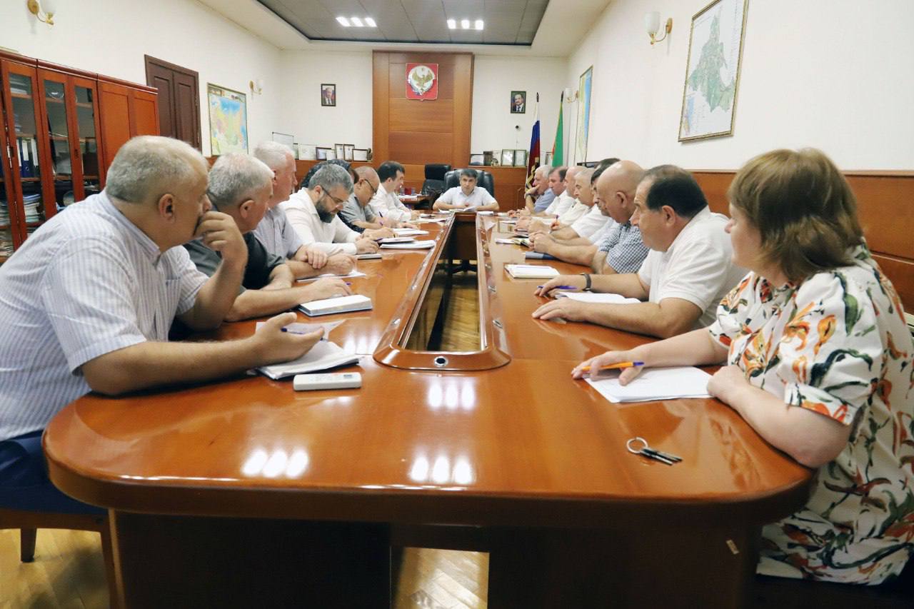Глава Табасаранского района Магомед Курбанов провел аппаратное совещание