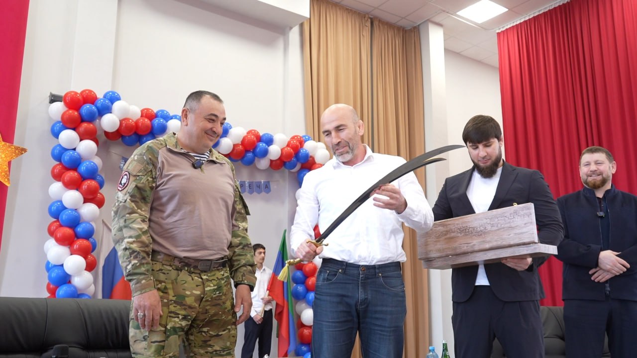 Командир добровольческого батальона «Каспий» встретился с учащимися школы № 49