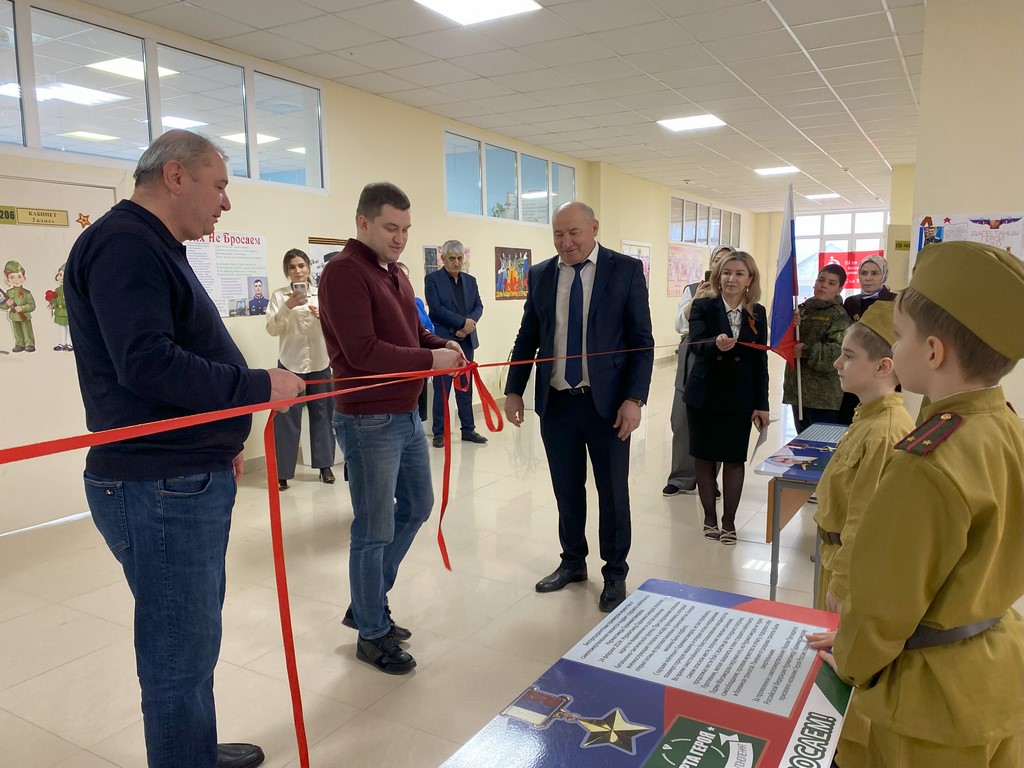 В махачкалинской школе №61 открыли мемориал дагестанцам-Героям России