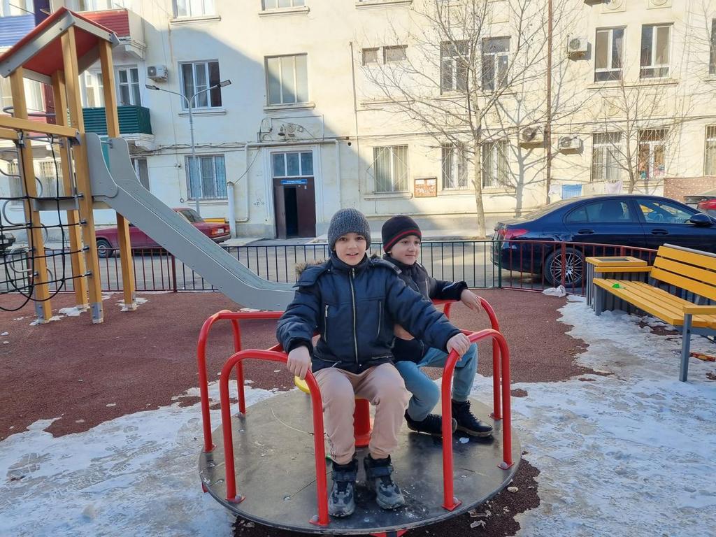 Единороссы проверили качество завершенных работ по благоустройству двора