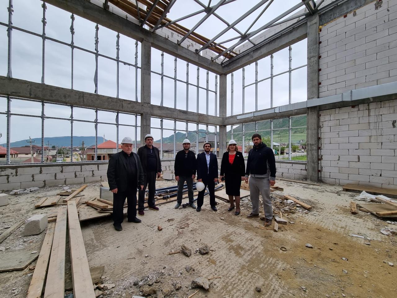 Депутаты провели мониторинг хода строительства пристройки к школе в поселке Ленинкенте