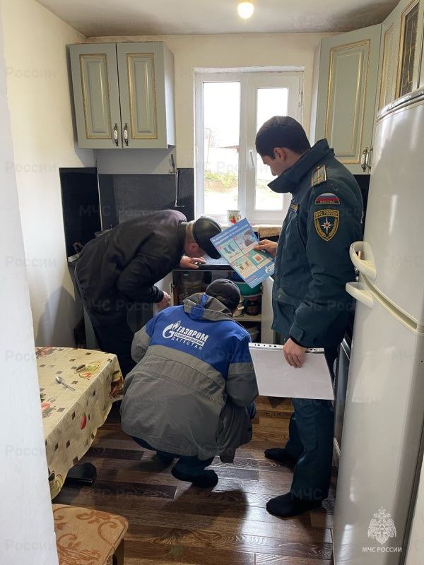 Пожарные извещатели установили в домах граждан пожилого возраста в Дагестане