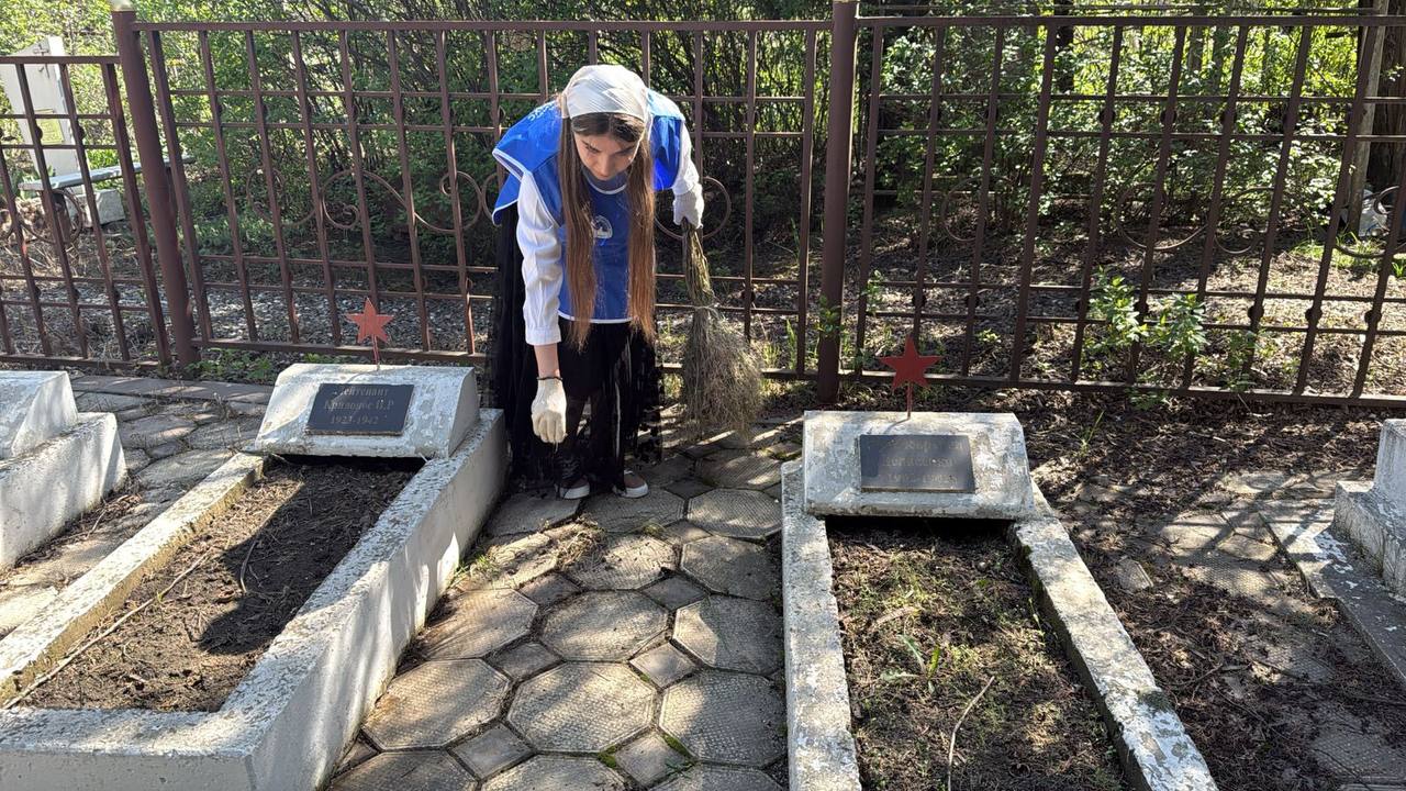 В Хасавюрте прошел субботник по благоустройству воинских захоронений
