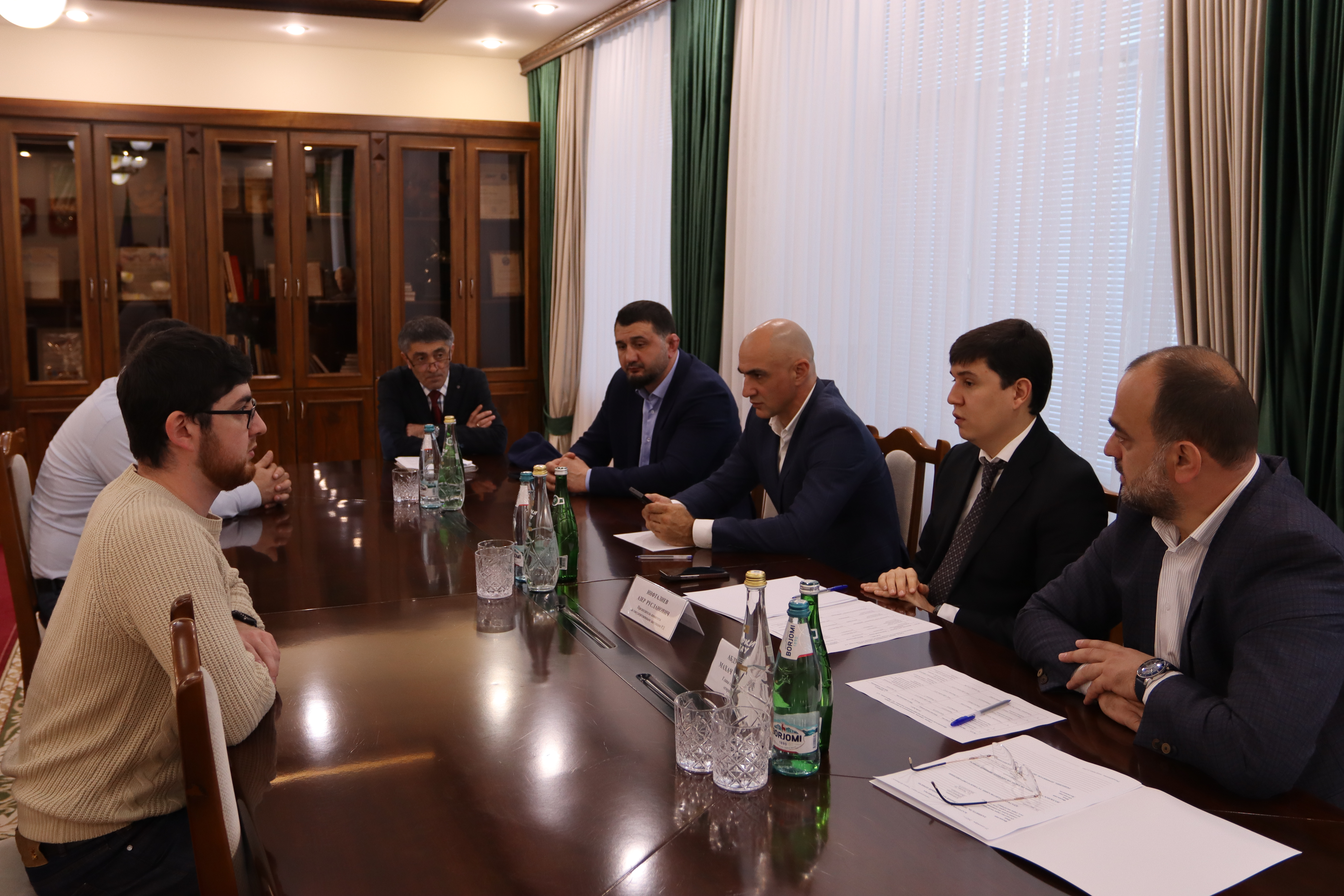 Руководитель Комитета по госзакупкам провел выездной прием граждан в Буйнакске