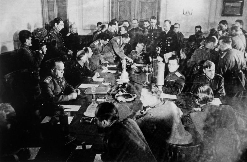 Подписание Акта о безоговорочной капитуляции фашистской Германии