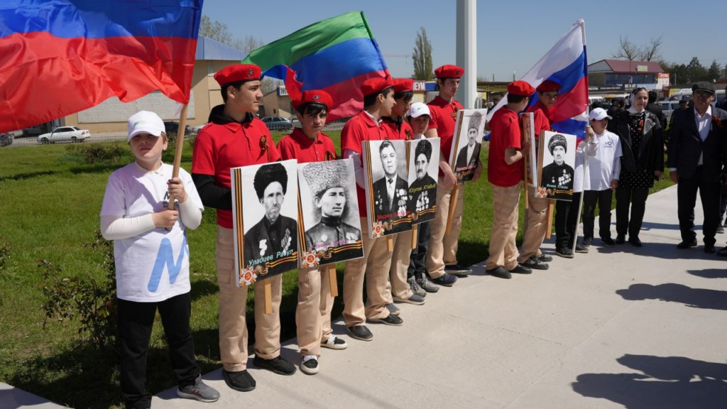 Патриотическая акция «Равнение на флаг» прошла в Хасавюрте