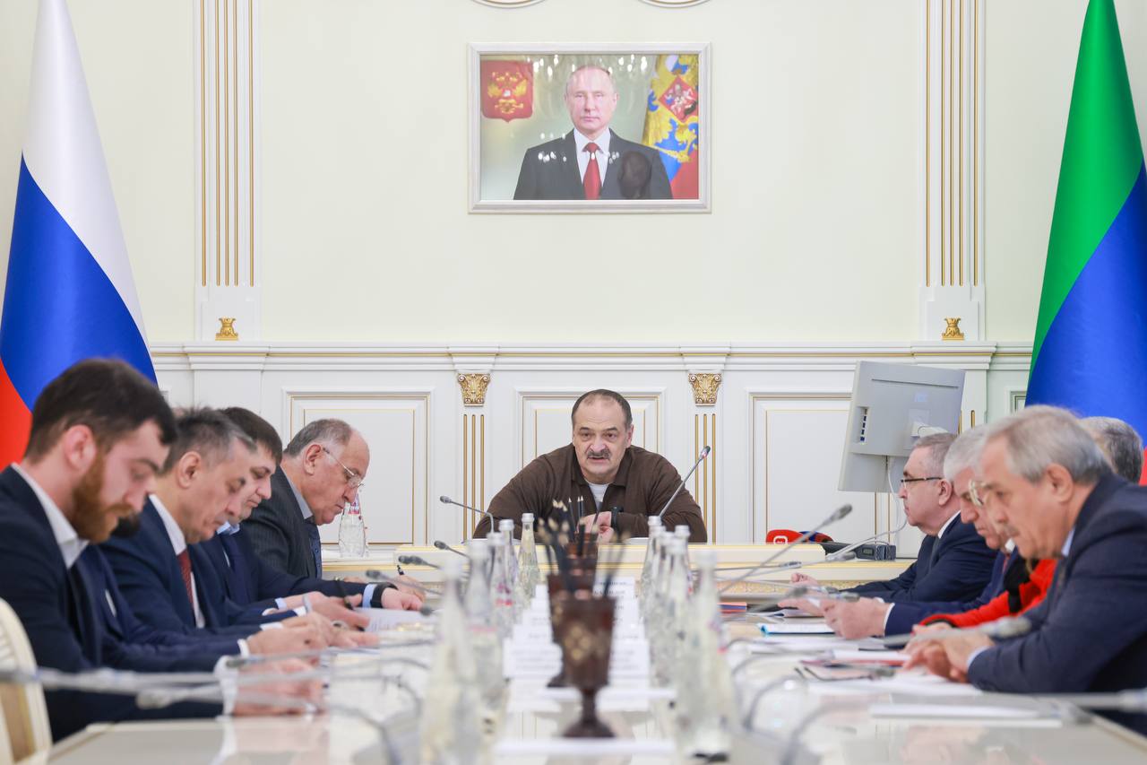 Глава Дагестана провел совещание с членами Правительства РД и руководителями муниципалитетов