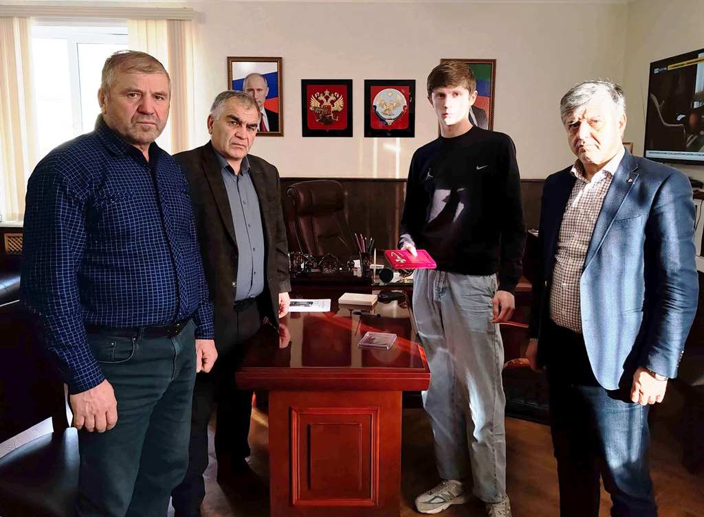 Глава Гунибского района вручил орден Мужества сыну погибшего участника СВО