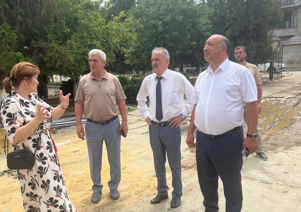 Нурбаганд Нурбагандов проверил ход капремонта школы в Кумторкалинском районе
