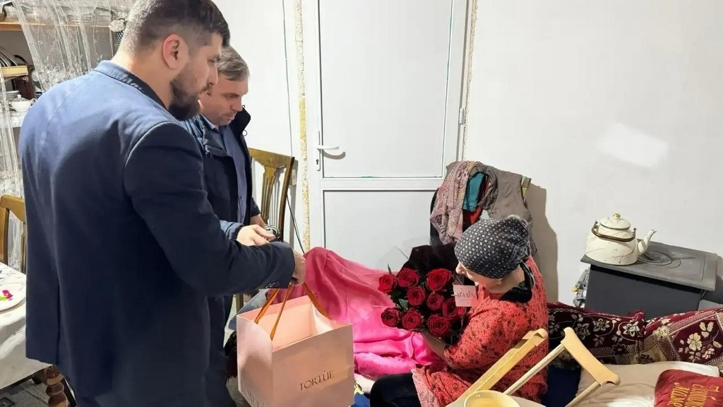 Студенты-волонтеры Кизлярского педколледжа поздравили матерей участников СВО