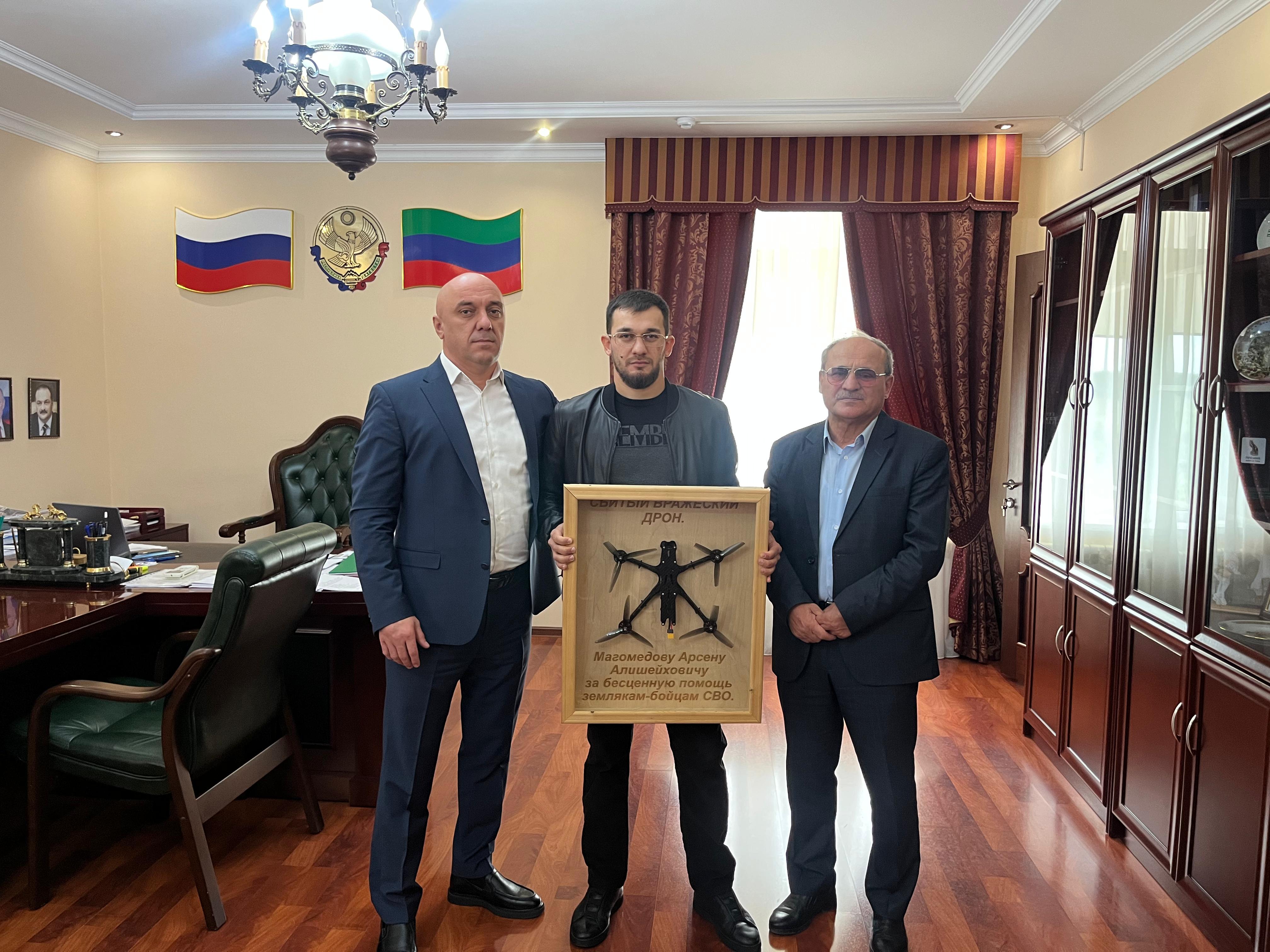 Участник СВО подарил главе Сергокалинского района сбитый беспилотник противника