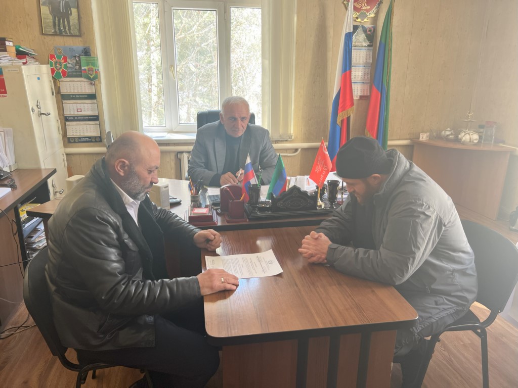 Врио главы Тляратинского района Рамазан Абдулхаликов встретился участником СВО Шамилем Исмаиловым