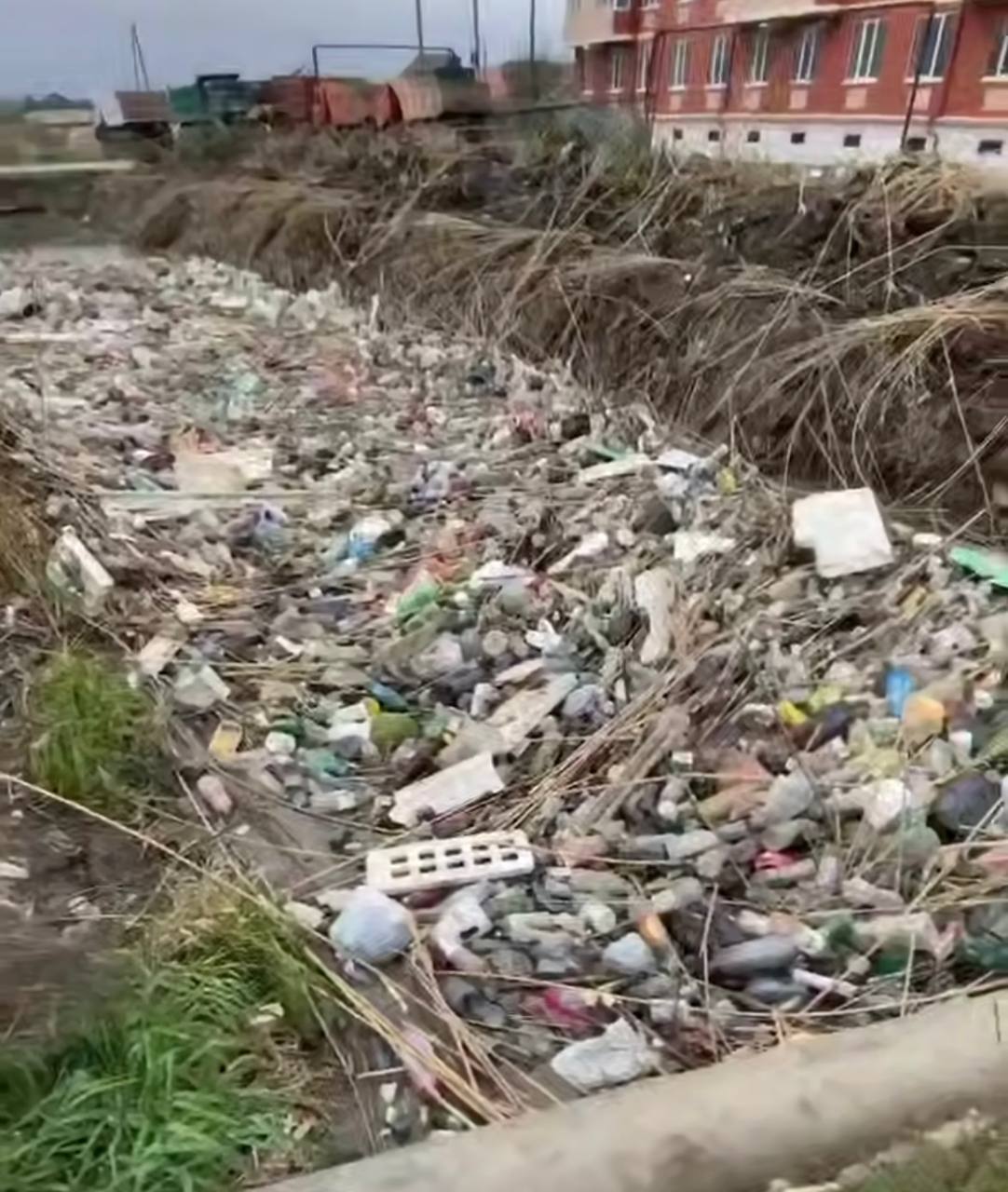 На юге Дагестана от мусора расчистили канал, питающий сельхозугодия и виноградники