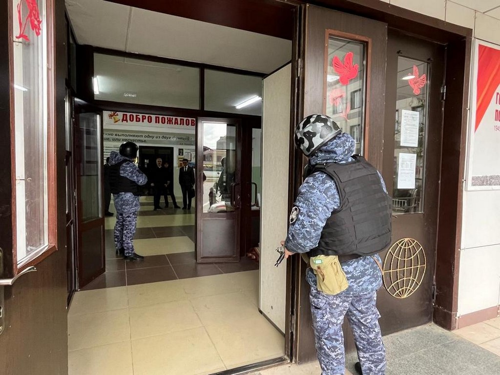 Бойцы Росгвардии провели антитеррористические учения в образовательных учреждениях Дагестана