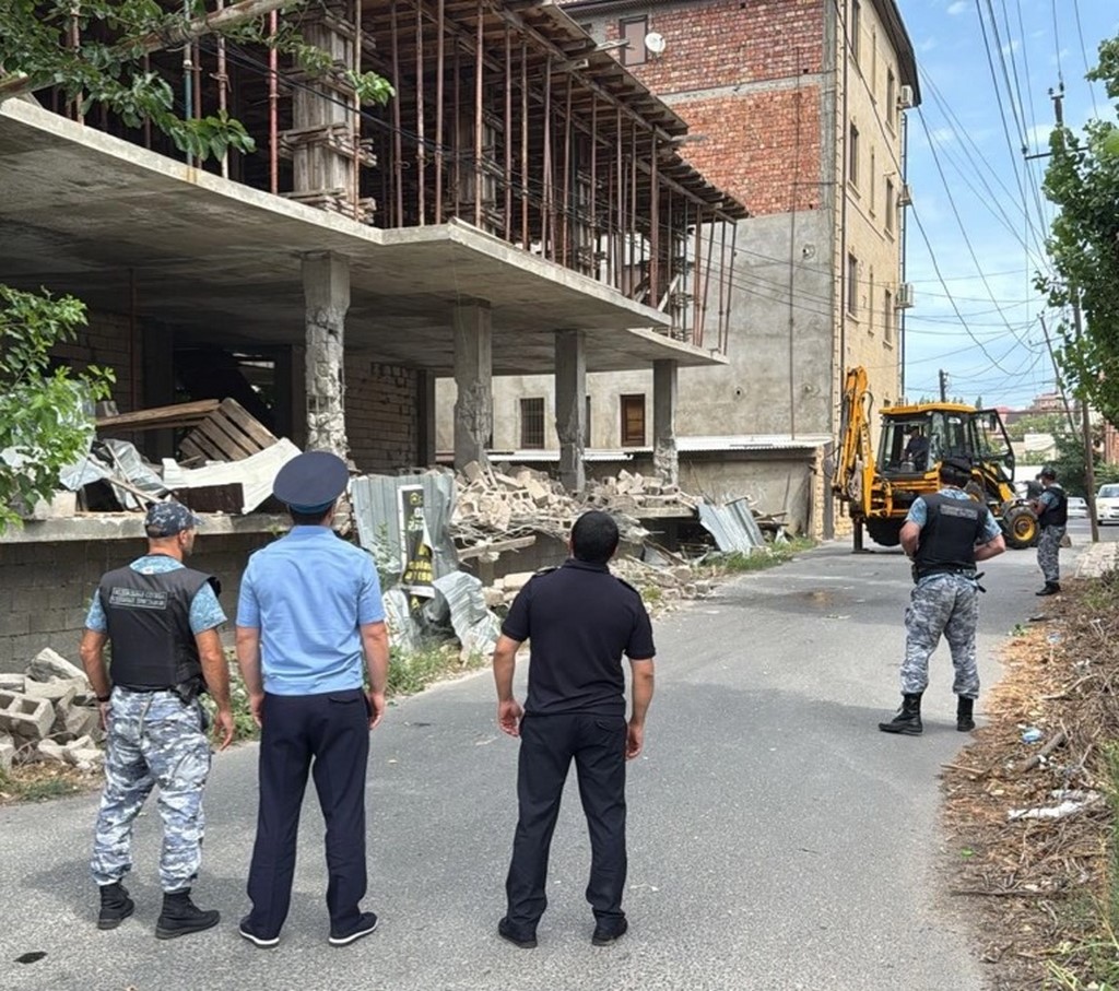 Незаконно возведенный многоквартирный дом снесли в Махачкале