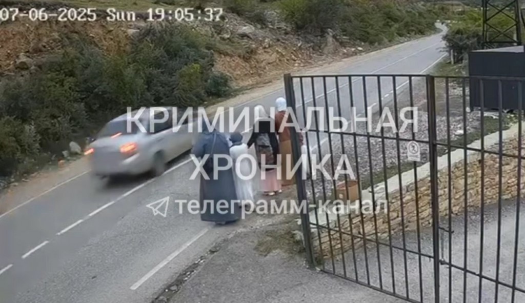 В Дагестане автомобиль сбил ребенка, выбежавшего на дорогу