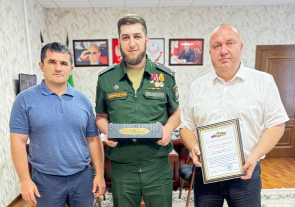 Главе Хасавюртовского района Арсланбеку Алибекову поступила благодарность от командования войсковой части