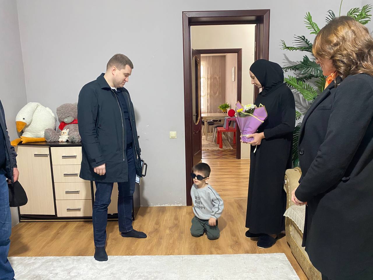 Артём Бичаев навестил многодетных матерей и вдов участников СВО Дагестана