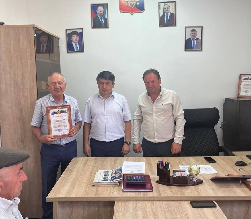 Глава Табасаранского района наградил ветеранов и работников ветеринарного управления