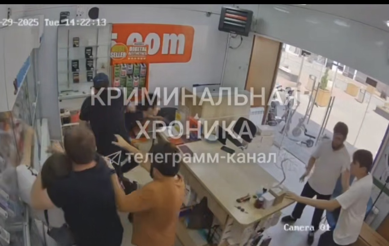 Полицейские разбираются в обстоятельствах стрельбы в одном из магазинов Хасавюрта