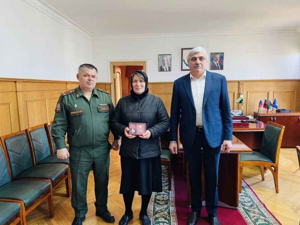 В Новолакском районе матери погибшего бойца передали его орден Мужества