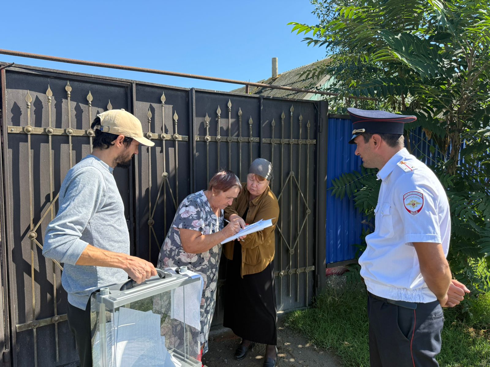 Маломобильные жители Кизлярского района голосуют на дому