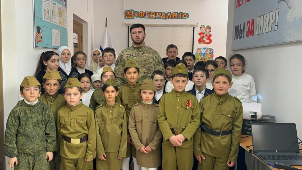 Агульские учащиеся торжественно встретили героя специальной военной операции