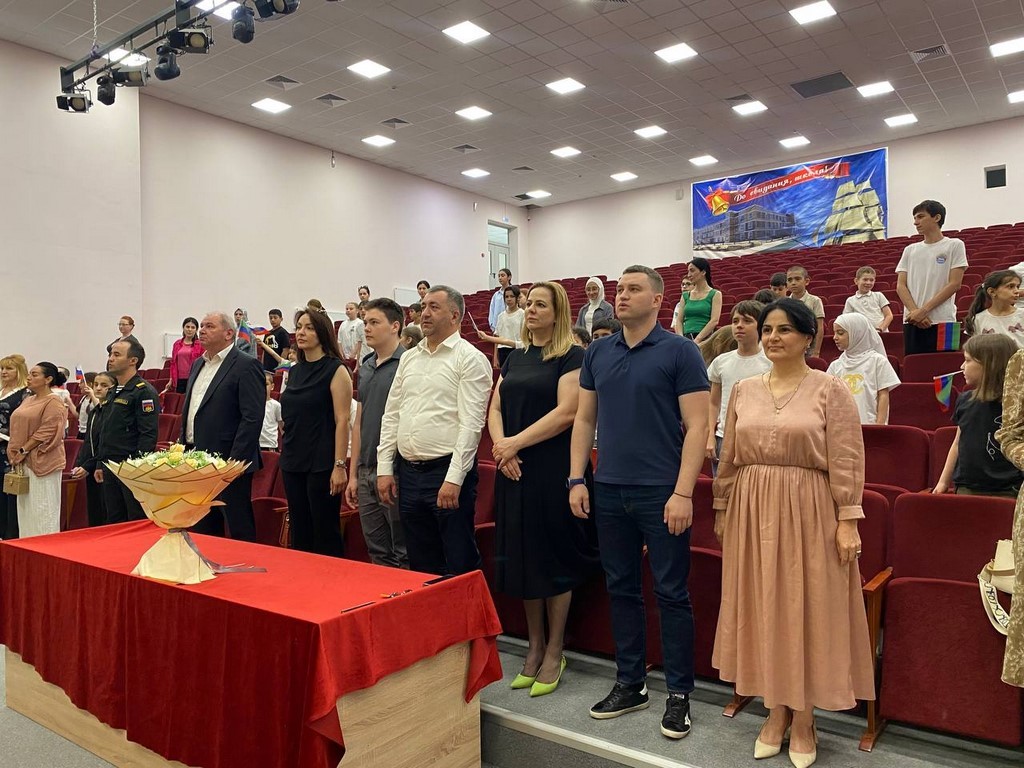 Артем Бичаев принял участие в торжественных открытиях школьных лагерей в Махачкале