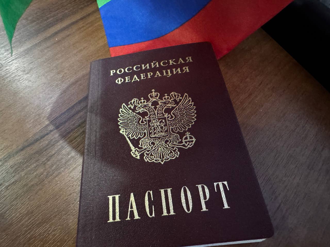 Мэр Кизляра вручил паспорта юным жителям