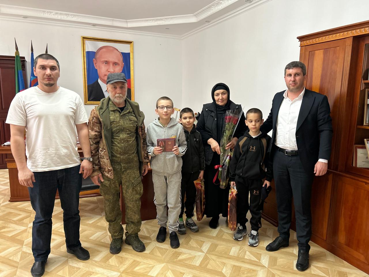 В Тарумовском районе родным погибшего участника СВО передали орден Мужества