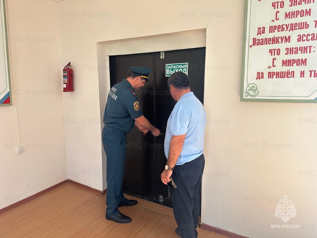 Специалисты МЧС в Дагестане проверяют избирательные участки перед выборами