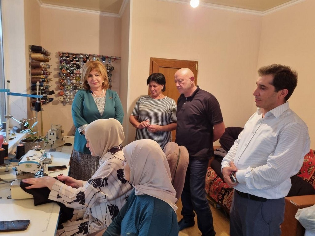 Депутаты-единороссы посетили цех вдовы участника СВО