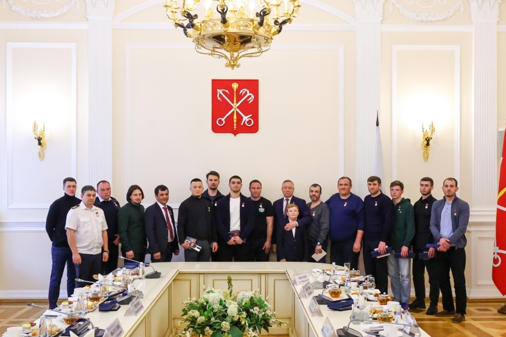 Александр Беглов наградил дагестанцев и других спасателей пассажиров утонувшего автобуса