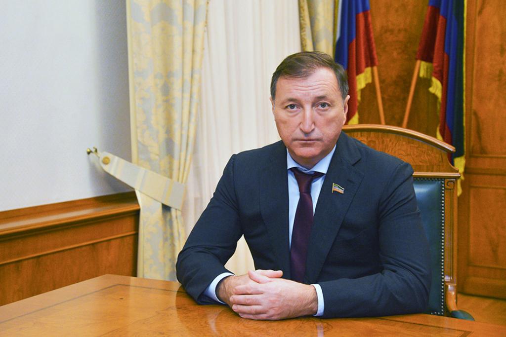 Спикер дагестанского парламента поздравил медиков с профессиональным праздником
