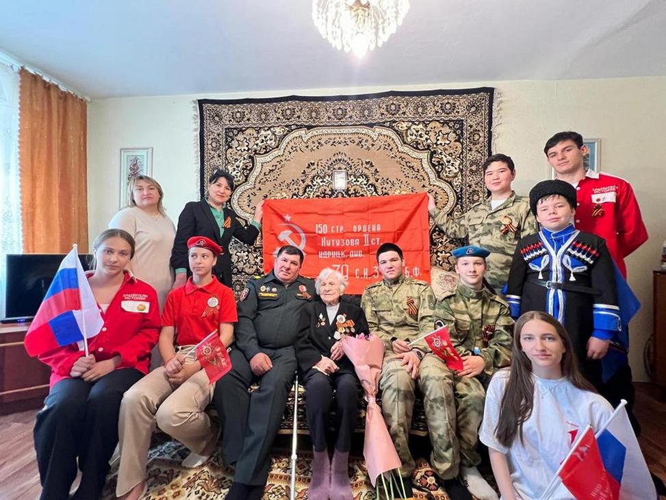 Росгвардейцы Дагестана поздравили вдову участника ВОВ с наступающим Днем Победы