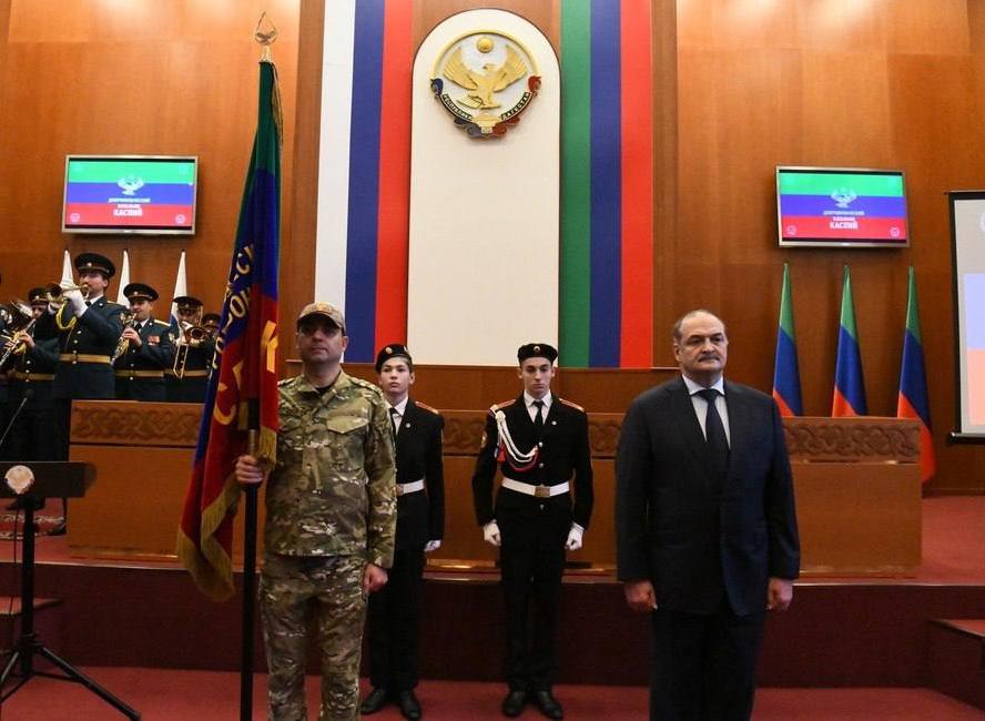 Добровольческому батальону «Каспий» торжественно передали Боевое знамя