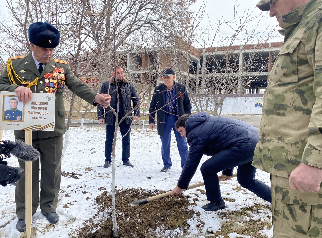 Представители партии «ЕР» приняли участие в патриотической акции «Сад памяти»