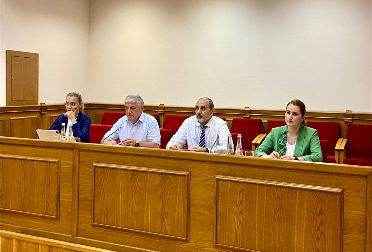 Яхья Бучаев обсудил с директорами школ подготовку к новому учебному году