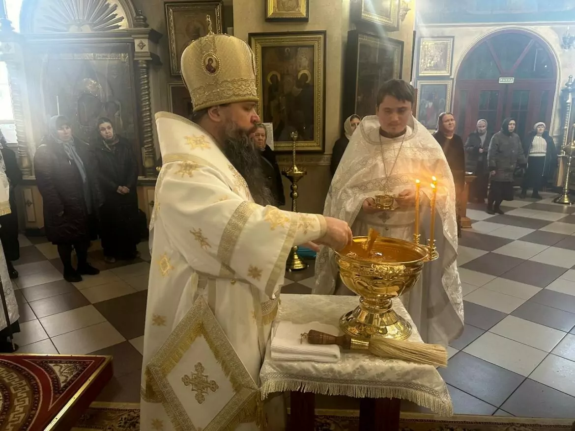 Архиепископ Варлаам возглавил Божественную литургию в Свято-Успенском кафедральном соборе Махачкалы