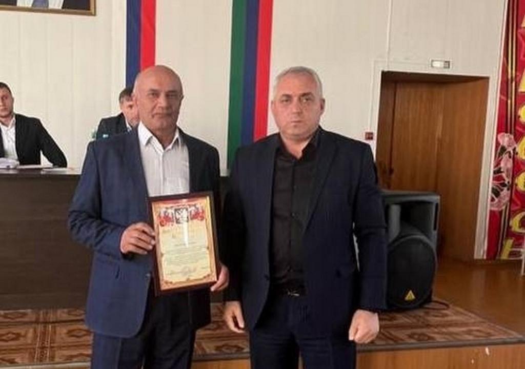 Глава Гергебильского района вручил Благодарственное письмо депутату районного Собрания