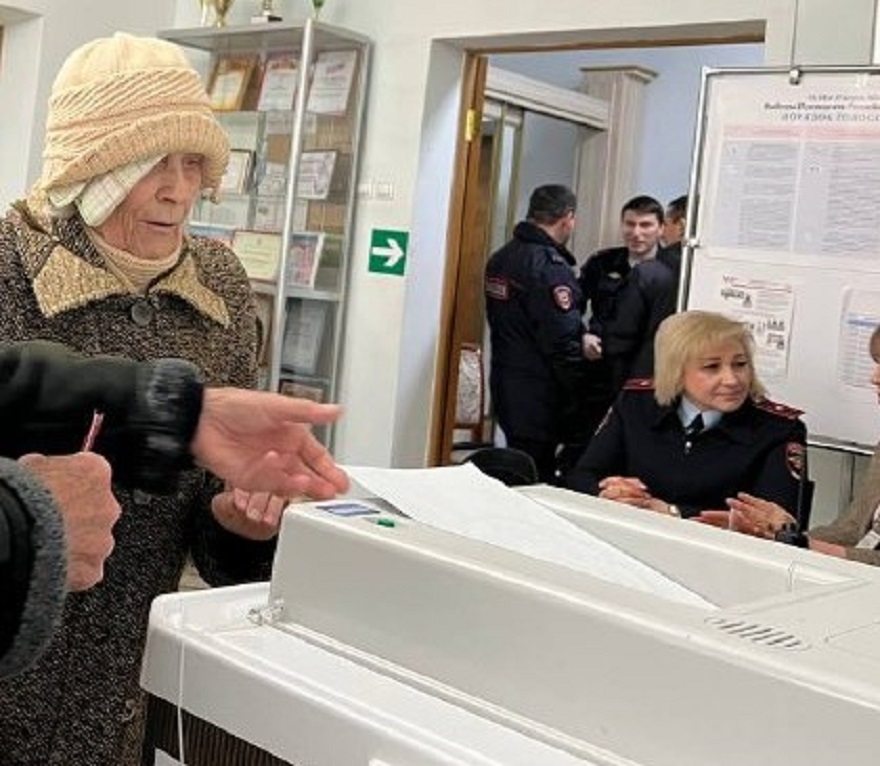 Пенсионеры в Кизляре лично приходят голосовать на избирательные участки
