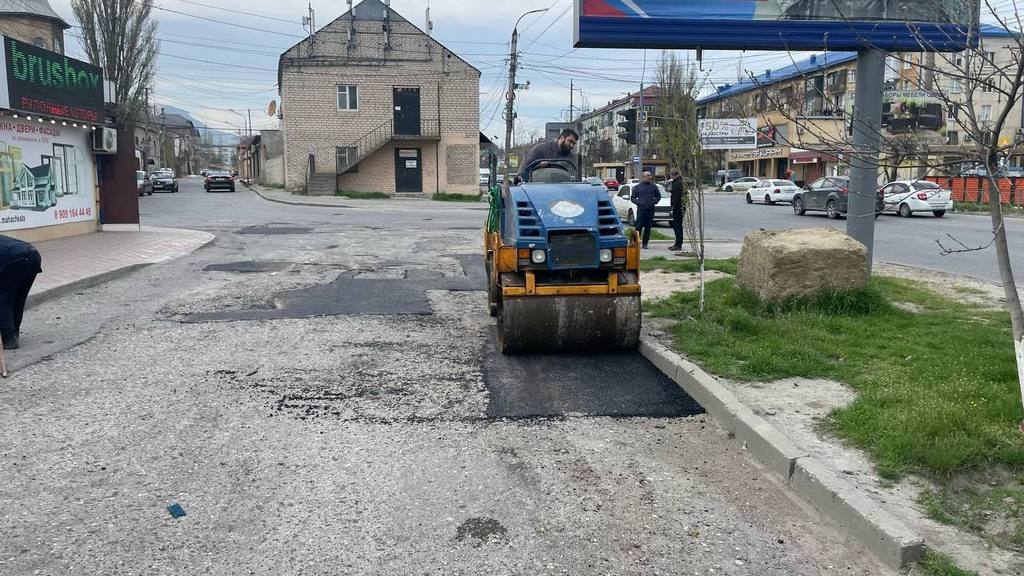 В Махачкале стартовал сезон ямочного ремонта городских дорог
