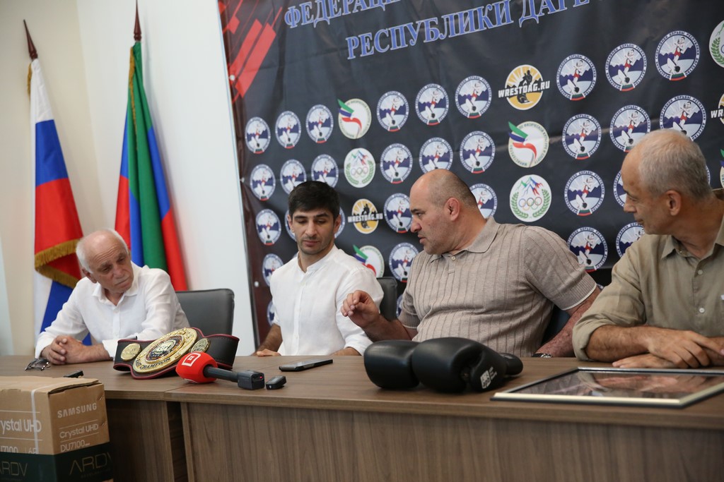 Обладателя чемпионского пояса IBA Вадима Мусаева чествовали в Минспорте Дагестана