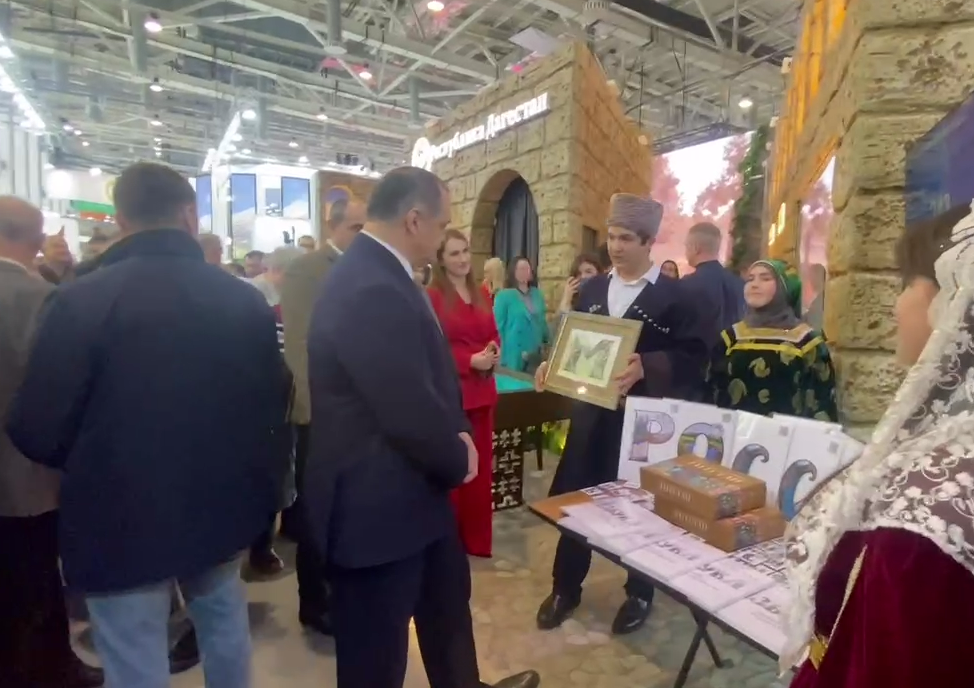 Глава РД Сергей Меликов посетил дагестанскую экспозицию ко Дню образования