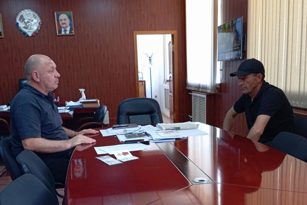 Глава Курахского района встретился с участником СВО Салманом Раджабовым