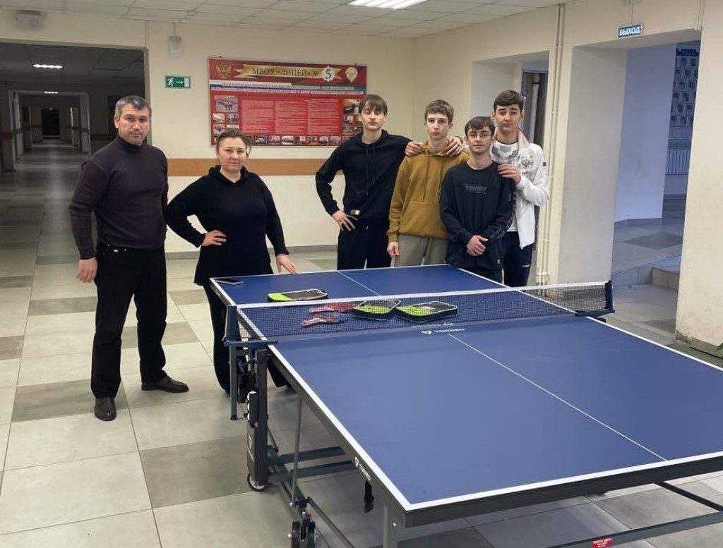 Депутат НС РД Имран Аваев подарил теннисный стол родному лицею