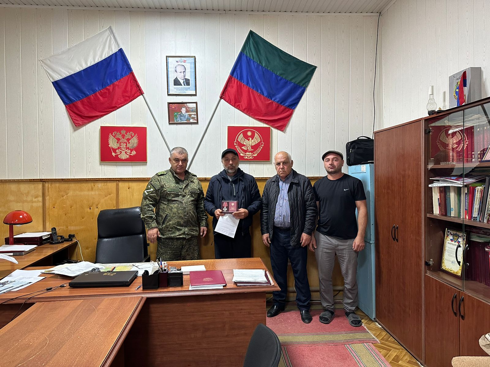 Орден Мужества передали родителям погибшего военнослужащего из Дахадаевского района