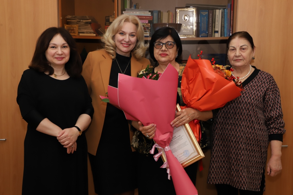 Зарема Бутаева поздравила с юбилеем заслуженного работника культуры РД Зюльмиру Лачуеву