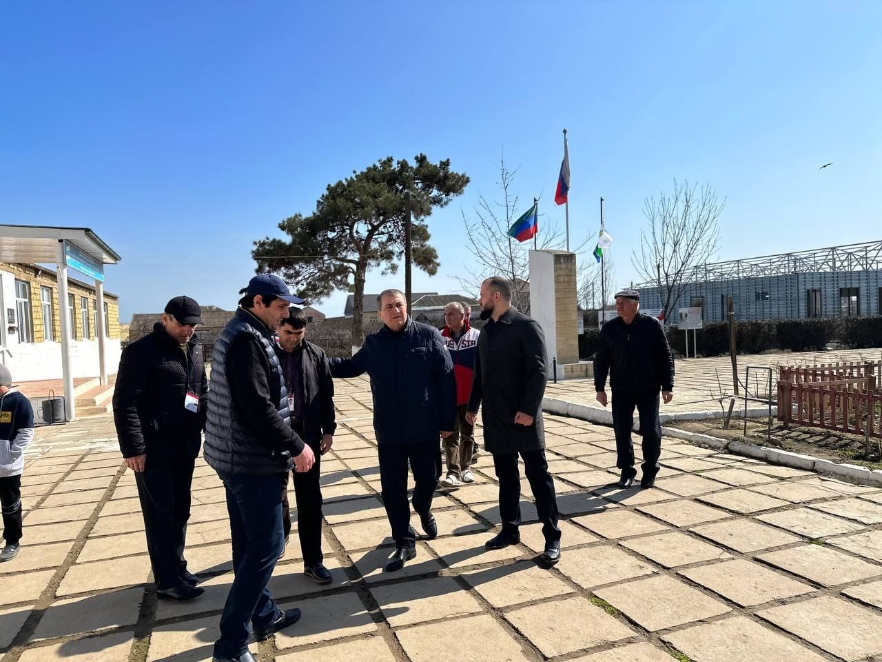 Эмин Мерданов посетил избирательную комиссию в Дербентском районе