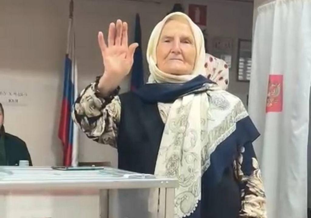 88-летняя мать-героиня из Казбековского района станцевала на избирательном участке